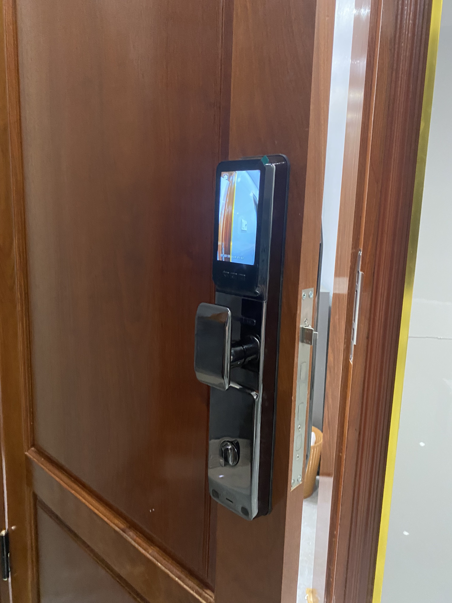 z5501943148415_2152affb643cccb0671e84f119aa7bcc Khoá cửa vân tay cao cấp MOZLEX A10PRO Khóa thông minh MHA9 PRO